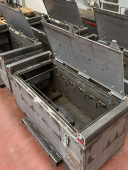 Materiaalbak kopen | Percon | Gekeurde materiaalbakken voor veilig hijswerk