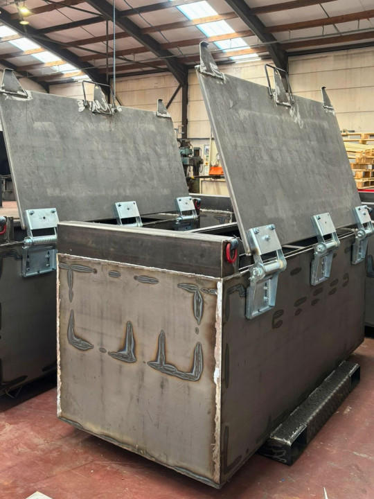 Materiaalbak kopen | Percon | Gekeurde materiaalbakken voor veilig hijswerk